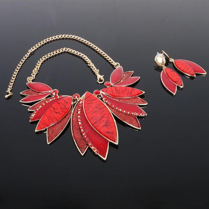 Набор 2 предмета: серьги, колье "Каскад" листья, цвет красный в золоте