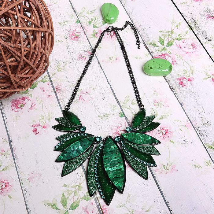 Колье "Каскад" листья, цвет зелёный в золоте