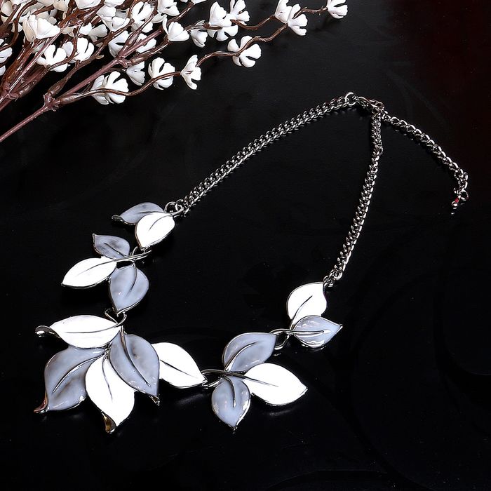 Колье "Листья", цвет бело-молочный в сером металле