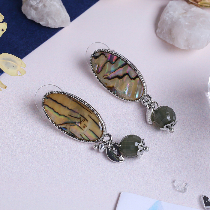 Серьги с перламутром "Овал" яблочко, бело-серый в серебре