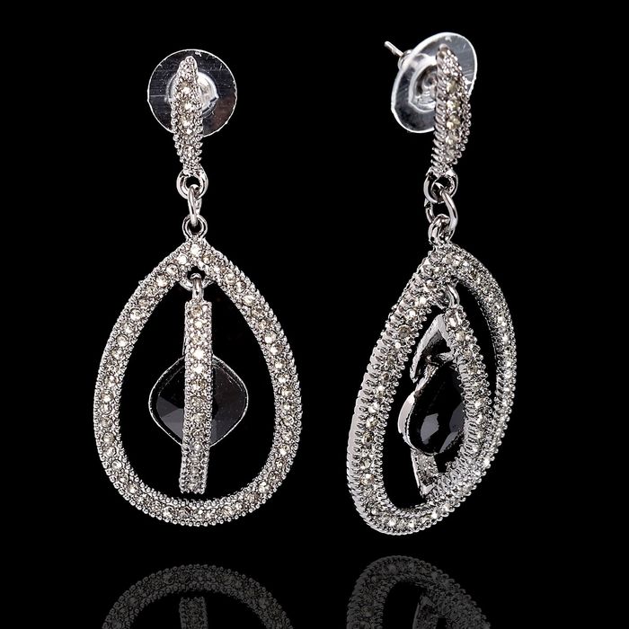 Серьги со стразами "Капли" орбиты, цвет чёрный в сером металле