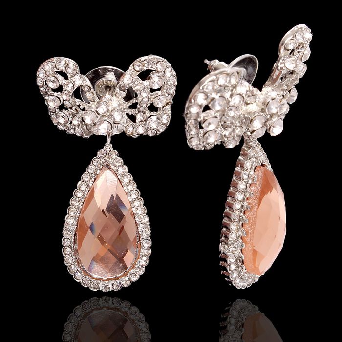 Серьги со стразами "Капля" с бантиком, цвет розово-белый в серебре
