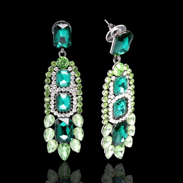 Серьги висячие со стразами "Императрица", цвет изумрудно-белый в сером металле