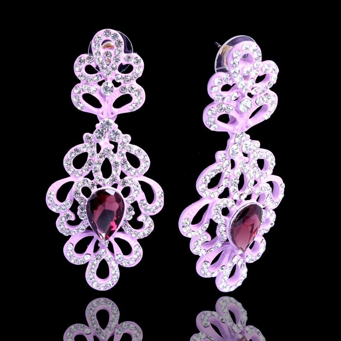 Серьги висячие со стразами "Шарм" капли, цвет сиренево-белый