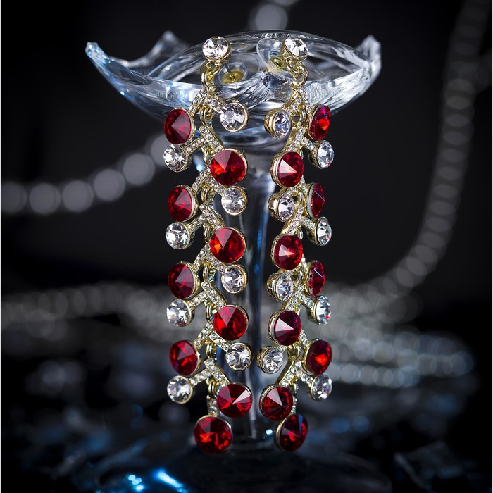 Серьги висячие со стразами "Круги" веточка, красно-белые в золоте