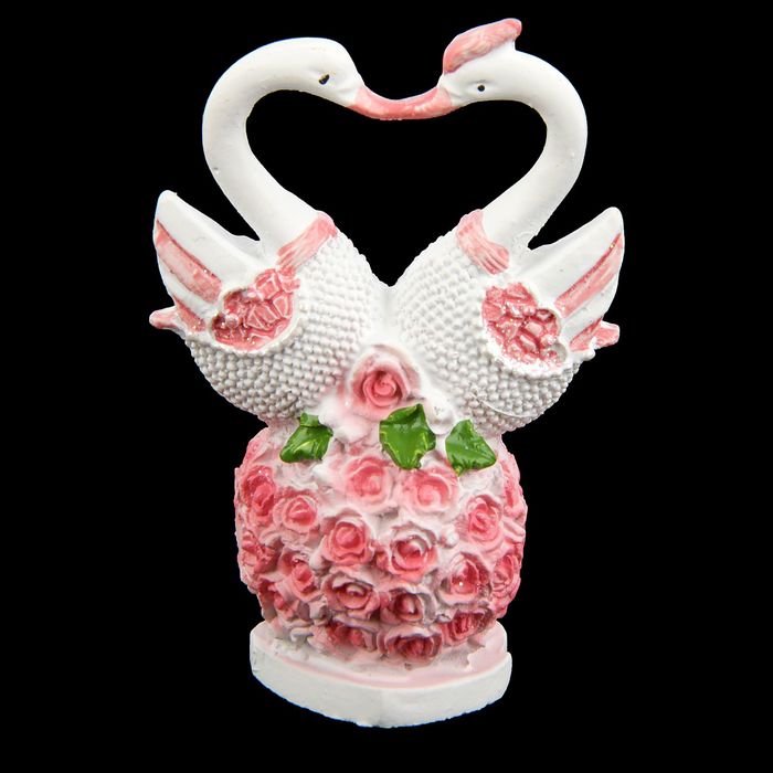 Сувенир полистоун "Два лебедя на шаре из роз" 7,7х5,3х3,3 см