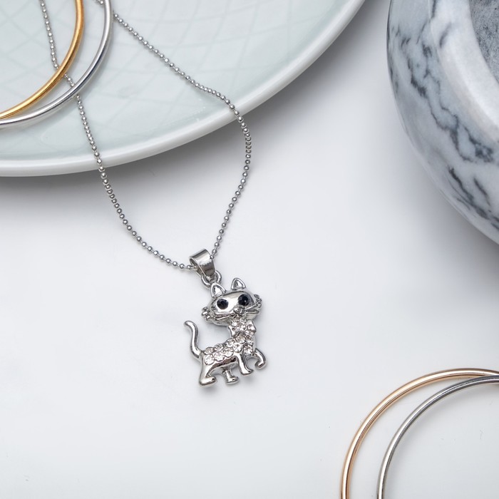 Кулон "Кошечка" любопытная, цвет чёрно-белый в серебре