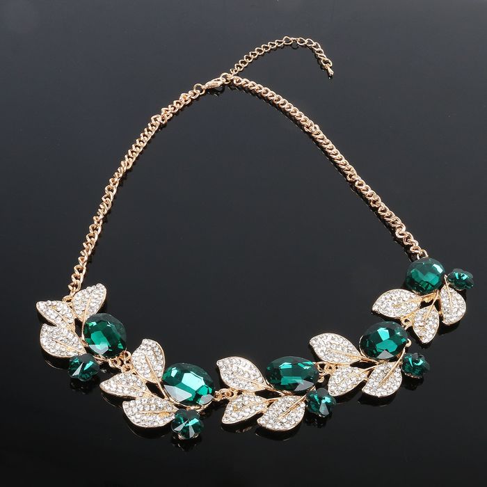Колье "Цветущая ветвь", цвет изумрудно-белый в золоте