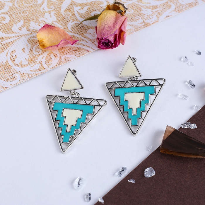 Серьги эмаль "Треугольники" стиль, цвет бело-голубой в серебре