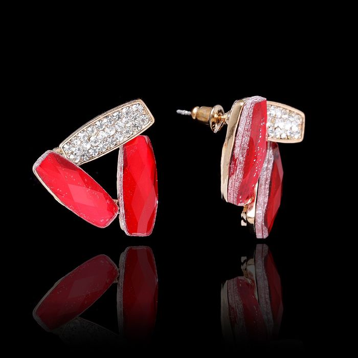 Серьги со стразами "Треугольник" модерн, цвет красно-белый в золоте