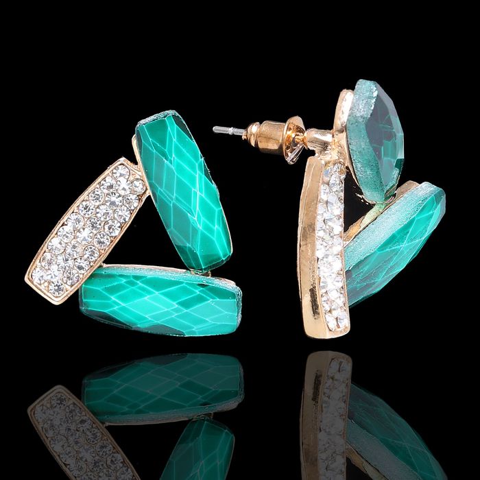 Серьги со стразами "Треугольник" модерн, цвет зелёно-белый в золоте