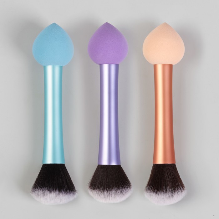 Кисть для макияжа/пудры и румян, со спонжем, двусторонняя, скруглённая, цвет МИКС
