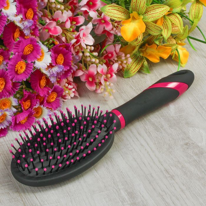 Расчёска массажная с прорезиненной ручкой, овальная, цвет чёрный/розовый