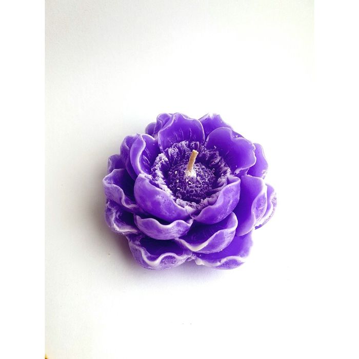 Свеча "Ручная работа" Магнолия фиолетовая с белым 9*4