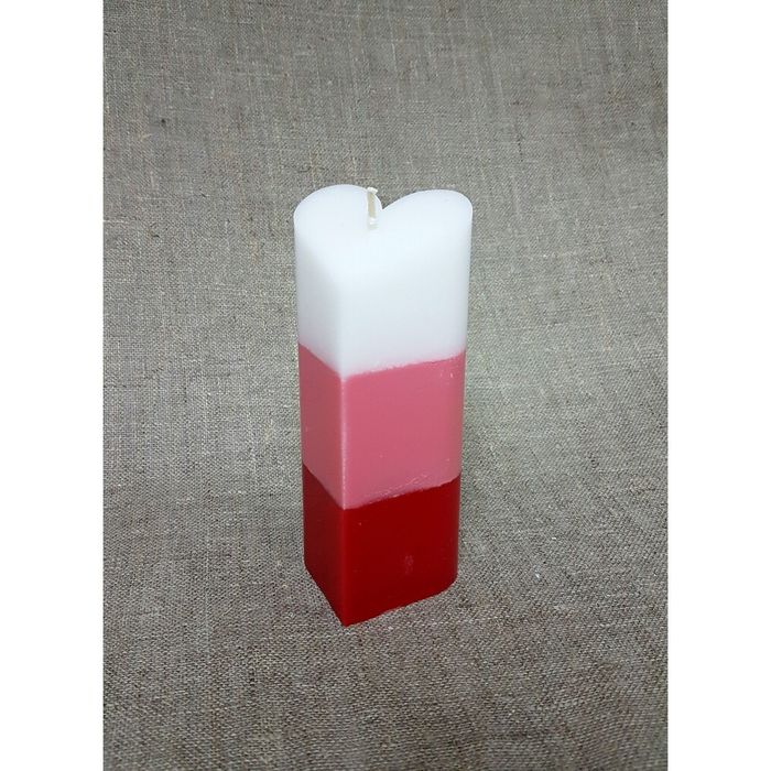 Свеча "Ручная работа" пирамида "Сердце" 68*150 полоска красная