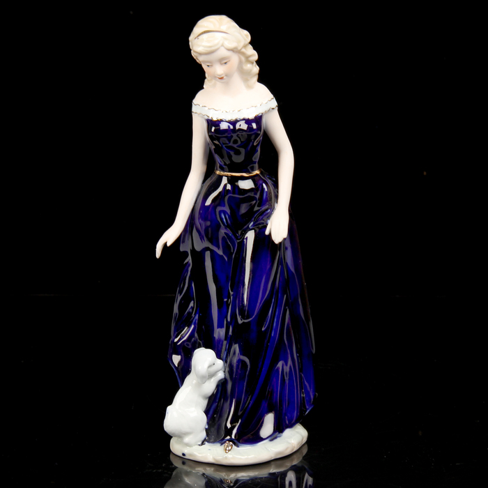 Сувенир керамика "Девушка в синем платье с собачкой" 30,5х11х9 см