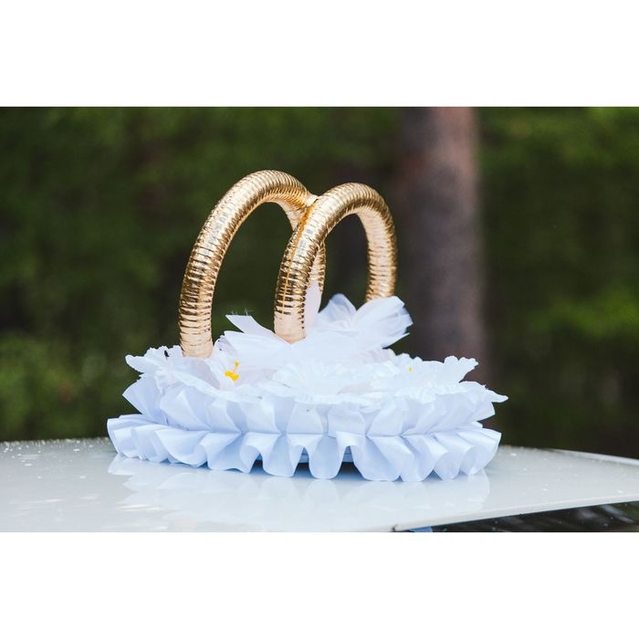 Кольца на крышу «Счастье» с белыми цветами, на круглой подставке