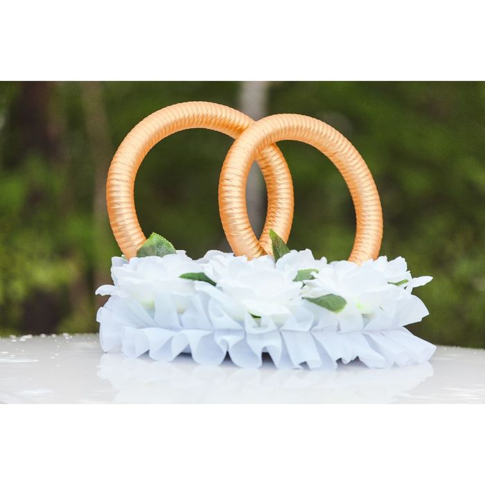 Кольца на крышу «Счастье» с белыми цветами, на круглой подставке