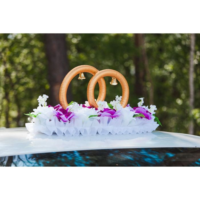 Кольца на крышу с колокольчиками «Счастье», на подставке из бело-сиреневых цветов