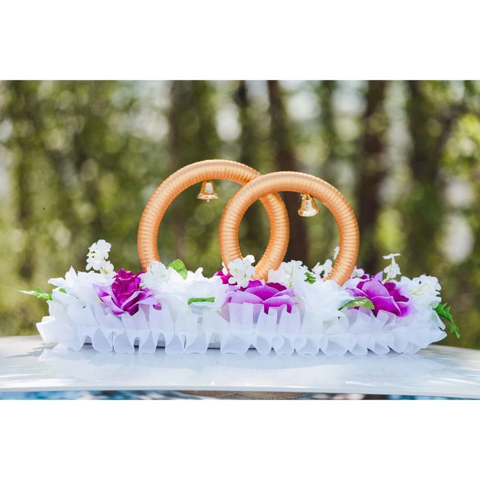 Кольца на крышу с колокольчиками «Счастье», на подставке из бело-сиреневых цветов