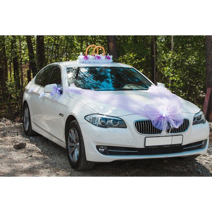 Кольца на крышу с колокольчиками «Счастье», на подставке из бело-сиреневых цветов