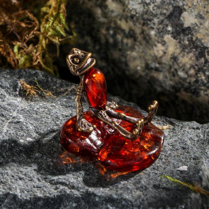 Сувенир из латуни и янтаря "Лягушонок" на подставке МИКС