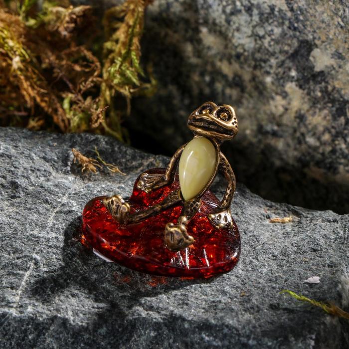 Сувенир из латуни и янтаря "Лягушонок" на подставке МИКС