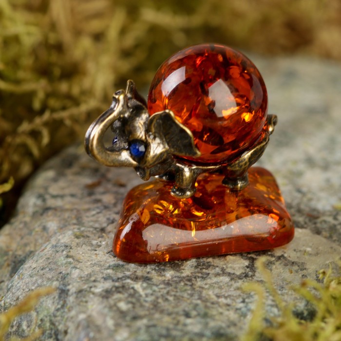 Сувенир из латуни и янтаря "Слон" на подставке