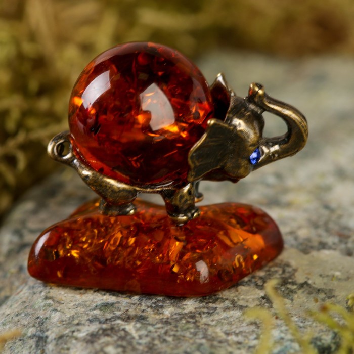 Сувенир из латуни и янтаря "Слон" на подставке