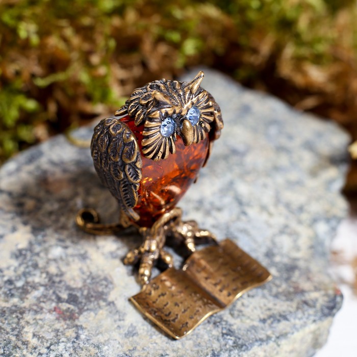Сувенир из латуни и янтаря "Сова на книге"