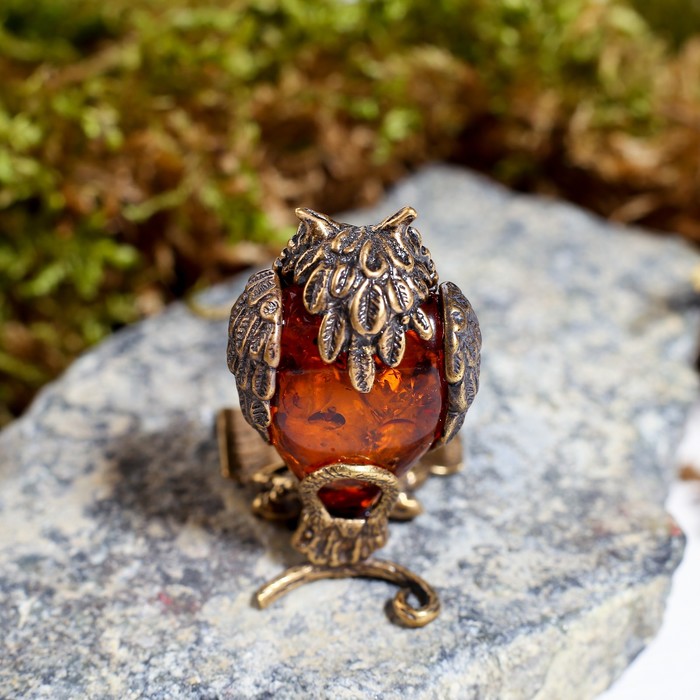 Сувенир из латуни и янтаря "Сова на книге"