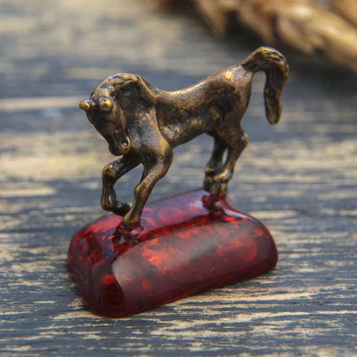 Сувенир из латуни и янтаря "Лошадь степная" МИКС