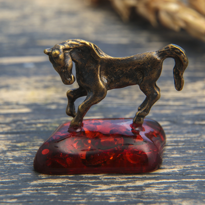 Сувенир из латуни и янтаря "Лошадь степная" МИКС