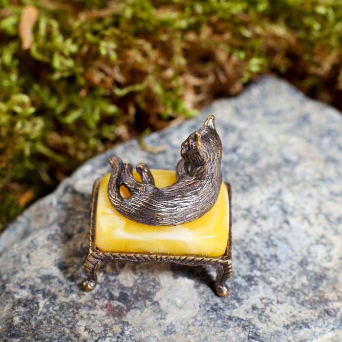 Сувенир из латуни и янтаря "Кот на софе" МИКС
