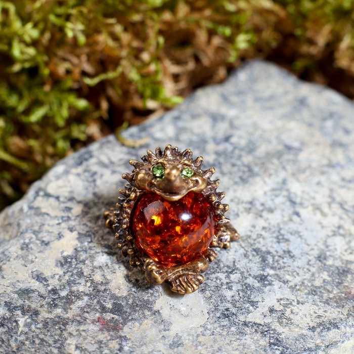 Сувенир из латуни и янтаря "Ежик"