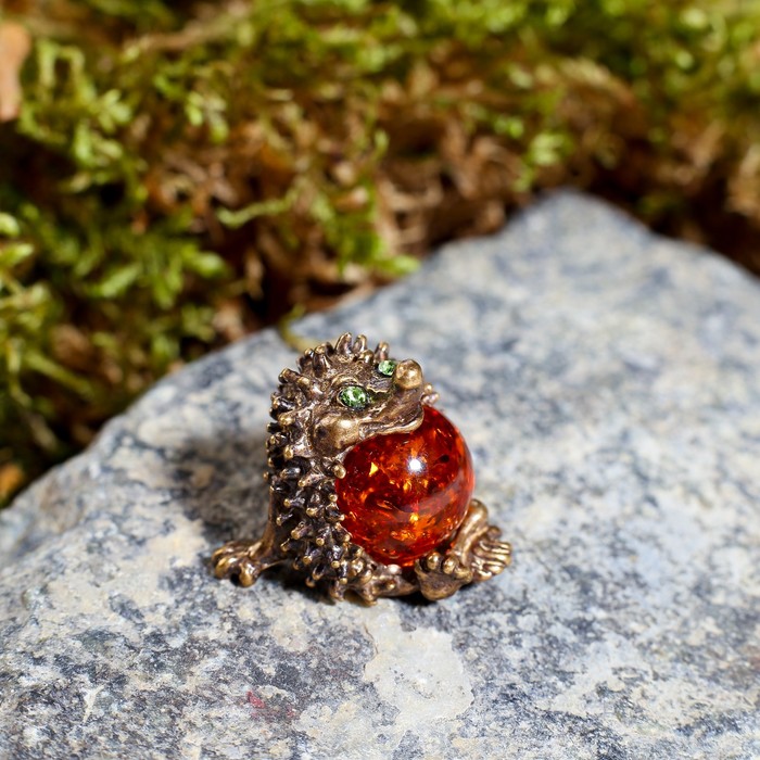Сувенир из латуни и янтаря "Ежик"