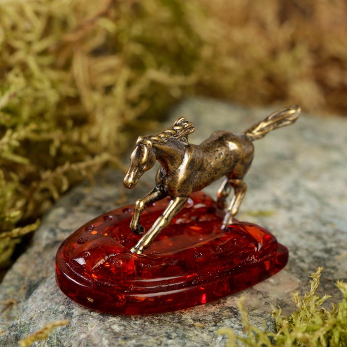 Сувенир из латуни и янтаря "Конь на подкове"