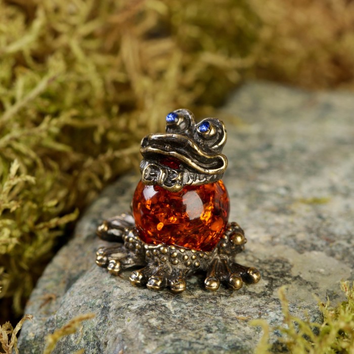 Сувенир из латуни и янтаря "Лягушка с бабочкой"