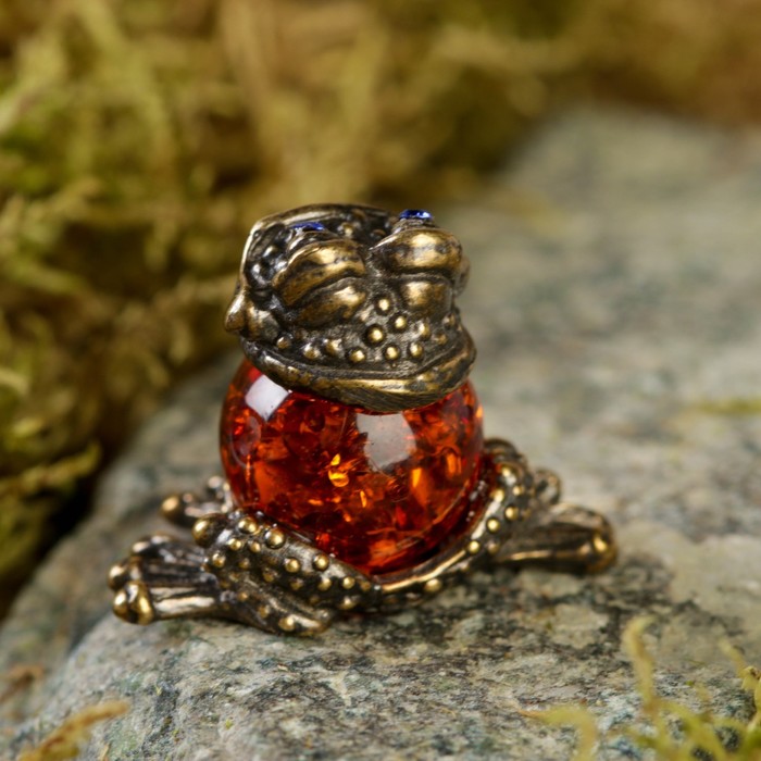 Сувенир из латуни и янтаря "Лягушка с бабочкой"