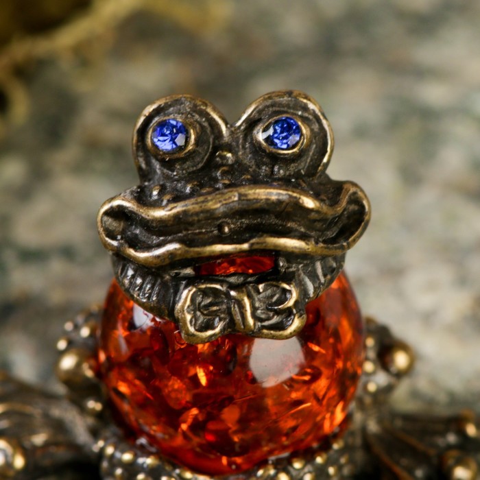Сувенир из латуни и янтаря "Лягушка с бабочкой"