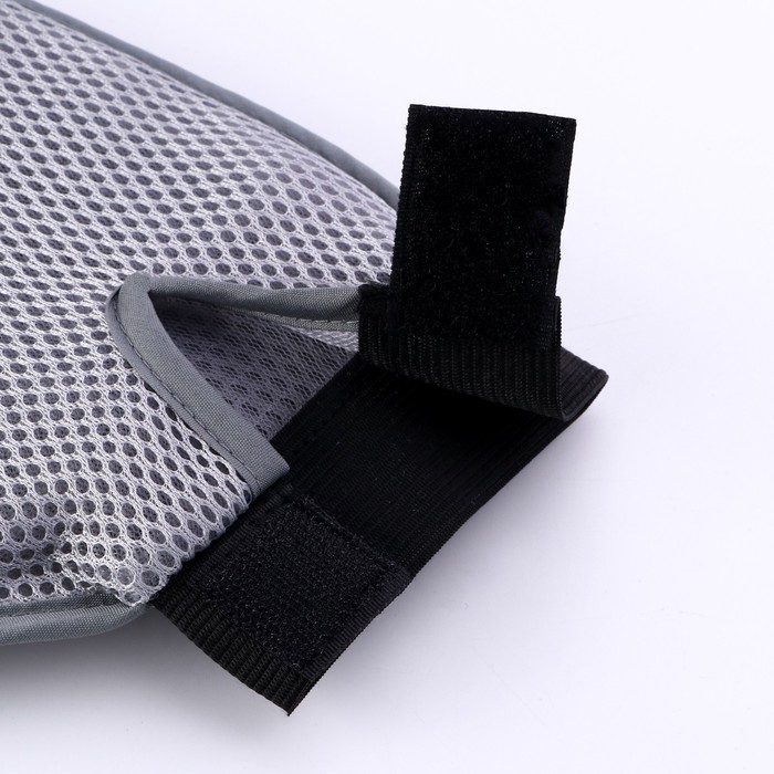 Рукавица-расческа с металлическими зубьями