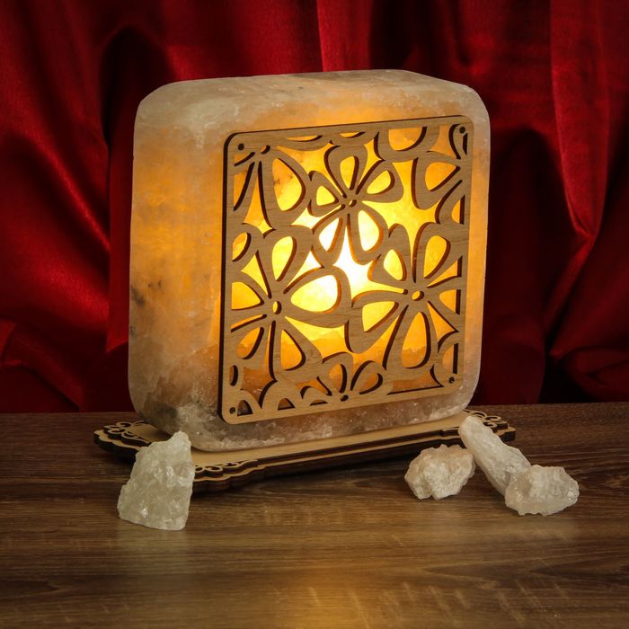 Соляной светильник "Квадрат" с узором, ромашки, деревянный декор, цельный кристалл