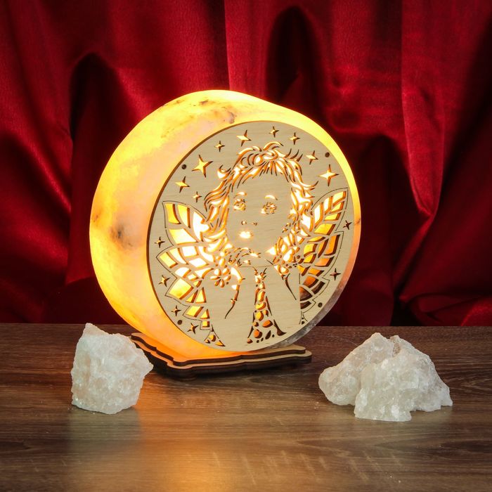 Соляной светильник "Круглый" ангел, деревянный декор, цельный кристалл