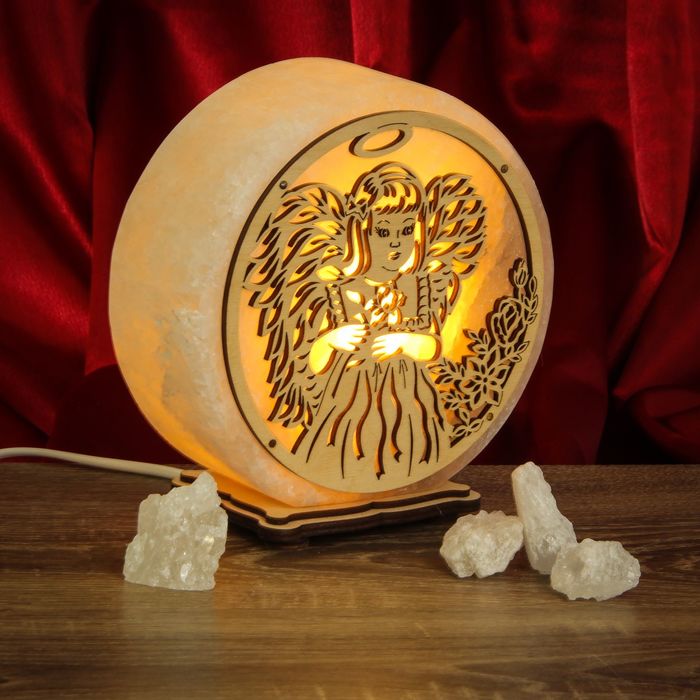 Соляной светильник "Круглый" ангел, деревянный декор, цельный кристалл