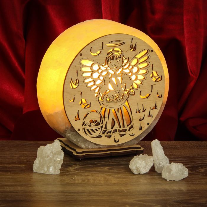 Соляной светильник "Круглый" ангел, деревянный декор, цельный кристалл