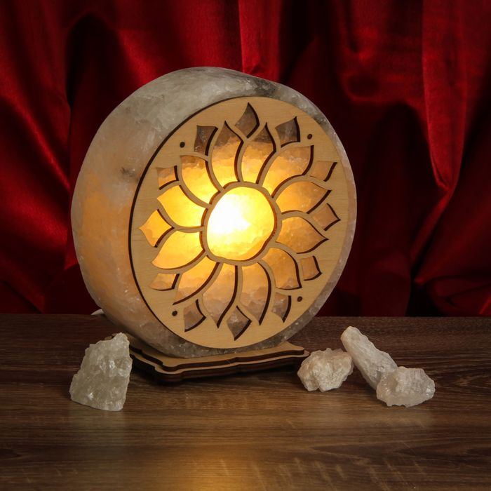Соляной светильник "Круглый" подсолнух, деревянный декор, цельный кристалл