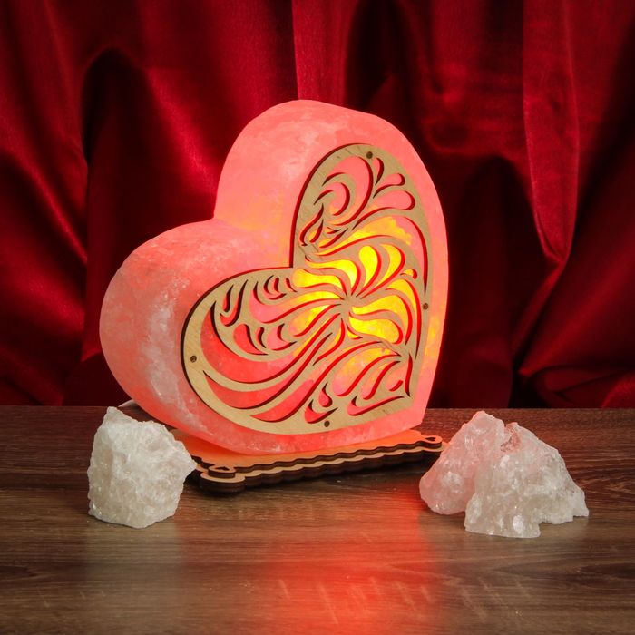 Соляной светильник "Сердце" большой с узором 18 х 17 х 6 см, деревянный декор, цельный кристалл