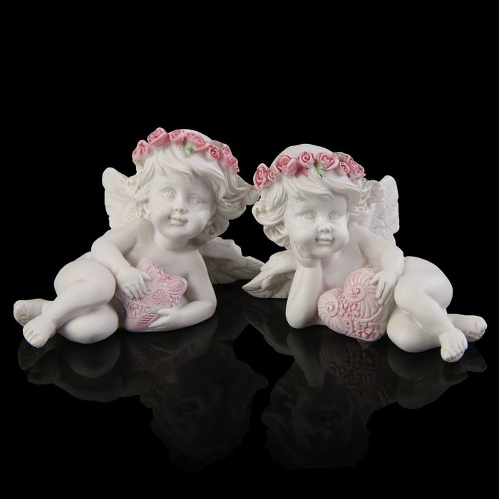 Сувенир полистоун "Белоснежный ангел лежит с подушкой сердцем/звездой" МИКС 5,5х8х3,5 см