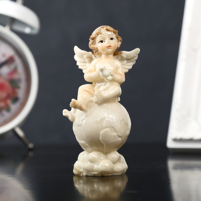 Сувенир полистоун "Ангелочек-купидон на земном шаре с голубкой в руках" лак 10х4,5х4,5 см