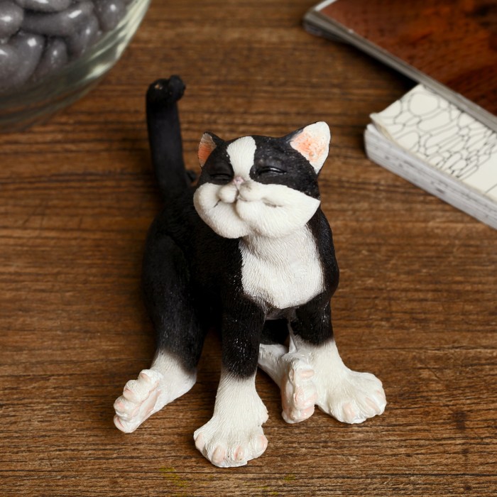 Сувенир полистоун "Черно-белый кот Феликс мурлычет" 9х10х8 см
